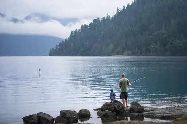 Father Son Fishing Edge Scenic Lake — Stock Photo, Image