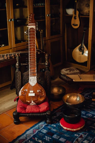 Guitarra Velha Mesa Madeira Com Uma Lâmpada Vintage — Fotografia de Stock