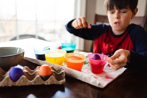 Счастливый Мальчик Раскрашивает Яйца Пасху — стоковое фото