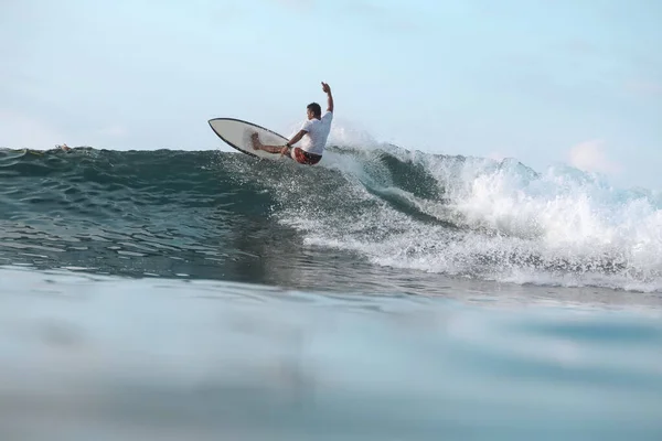 Surfer Fali Lombok Indonezja — Zdjęcie stockowe