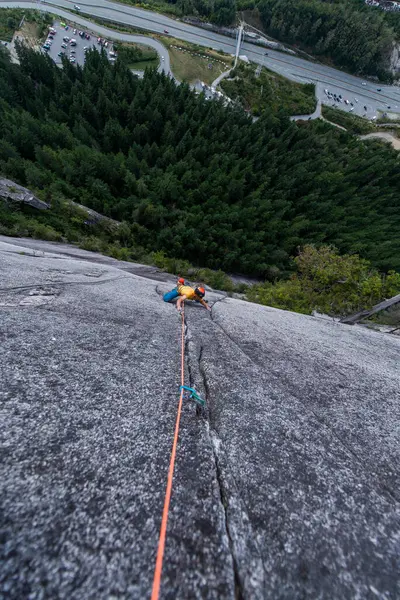 Людина Сходження Гірську Скелю — стокове фото