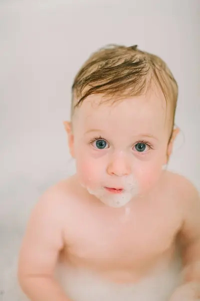 Close Bebê Tubo Banho Com Bolhas Rosto — Fotografia de Stock