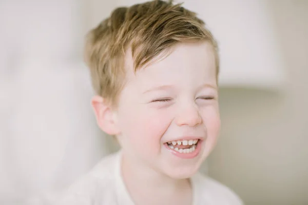 Cierre Del Niño Pequeño Riendo Con Los Ojos Cerrados — Foto de Stock