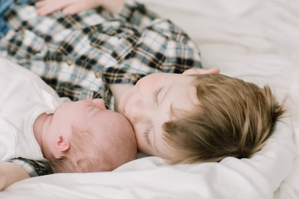 Big Brother His Newborn Baby Sister Snuggling Bed — Stock Photo, Image