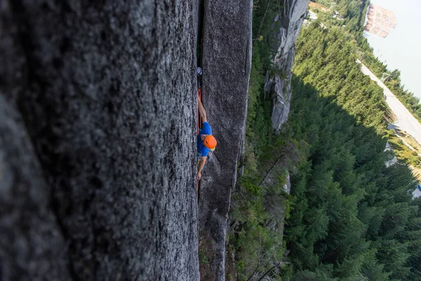 Bergsteiger Konzentrierte Sich Beim Klettern Auf Den Nächsten Harten Schritt — Stockfoto