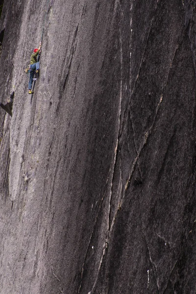 Junger Mann Klettert Seil Auf Einem Wanderweg Den Bergen — Stockfoto