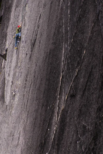 Joven Escalando Cuerda Sendero Las Montañas —  Fotos de Stock