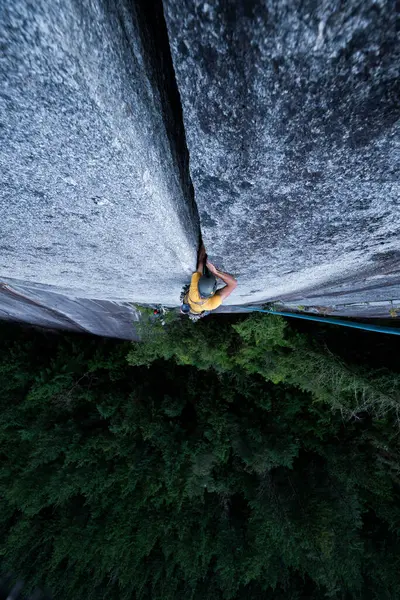 Manklättring Bred Spricka Granit Squamish Chief — Stockfoto