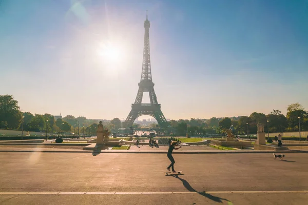 People Enjoying Spare Time Activities Place Trocadero Infront Eifel Tower — Stock Photo, Image