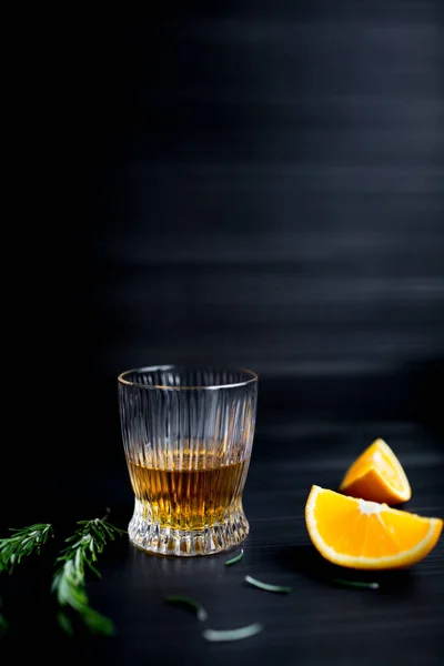 Стакан Виски Лимоном Лаймом Черном Фоне — стоковое фото