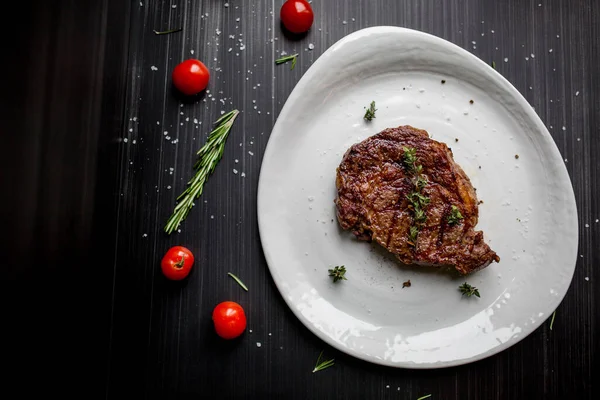 Grilovaný Hovězí Steak Rajčatovou Omáčkou Bazalkou — Stock fotografie