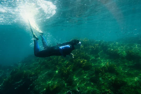 Jovem Mulher Snorkeling Longo Recife Nas Ilhas Galápagos — Fotografia de Stock