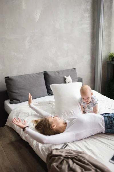 Mother Daughter Lying Bed Home — Stock Photo, Image