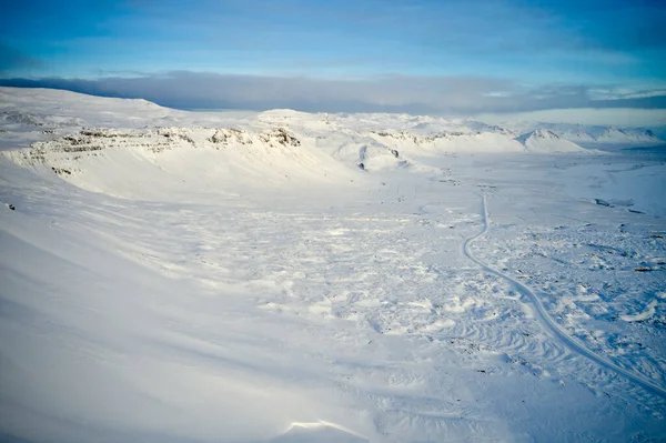 Vue Aérienne Chaîne Montagnes Enneigées Avec Des Pentes Douces Situées — Photo