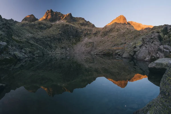 Pics Granit Réflexions Sur Lac Sierra Gredos Avila Espagne — Photo