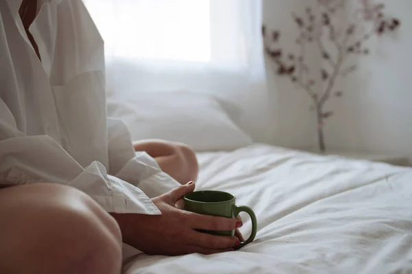 Großaufnahme Von Händen Die Eine Tasse Kaffee Auf Dem Bett — Stockfoto