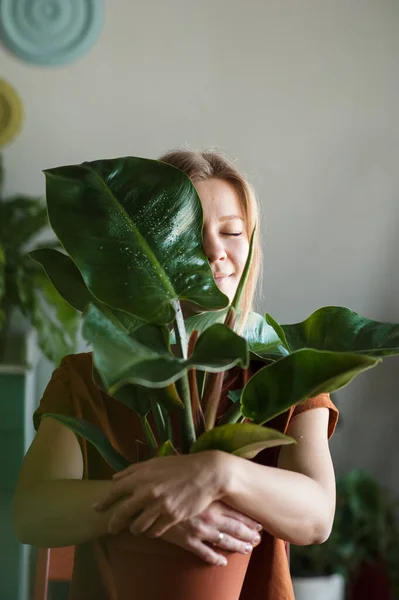 Woman Hugs Potted Plant Big Leaf Wich Closes Her Half — Stock Photo, Image