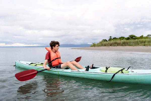 Adolescente Relajante Kayak Costa Rica —  Fotos de Stock