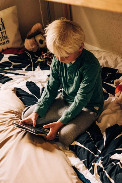 Young Boy Working Tablet — Stock Photo, Image