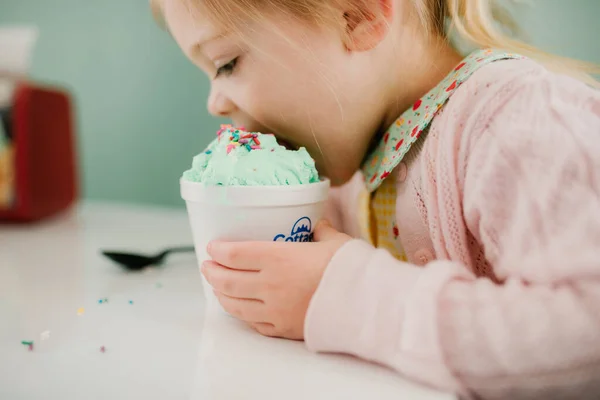 Girl Happily Eating Ice Cream — Stock Photo, Image