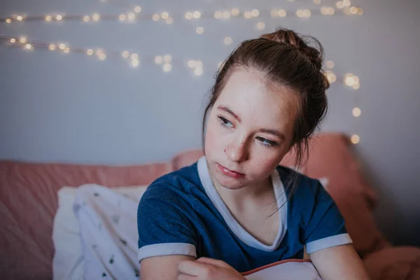 Ergen Bir Kızın Portresi Yatakta Oturmuş Başka Tarafa Bakıyor — Stok fotoğraf