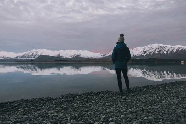 Young Woman Blue Jacket Standing Front Lake Tekapo Southern Alps — Stock Photo, Image