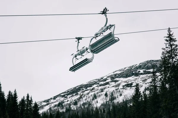 Skidstolslyft Med Snötäckta Fjäll Bakgrunden Sverige — Stockfoto