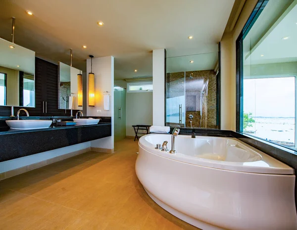 Geniş Pencereli Modern Banyo — Stok fotoğraf