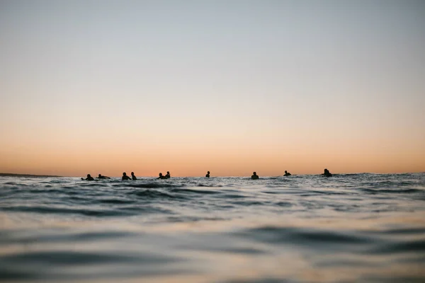 Gruppo Surfisti Sotto Tramonto Nelle Isole Canarie — Foto Stock