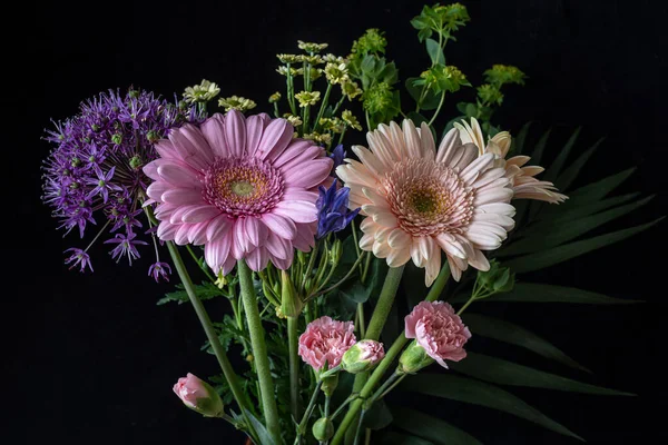 Mooie Bloemen Donkere Achtergrond Close — Stockfoto