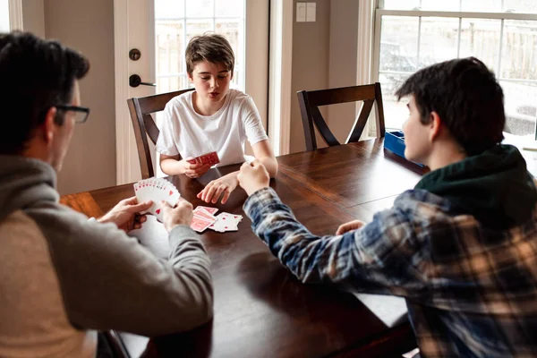 Pai Filhos Adolescentes Jogando Cartas Mesa Juntos — Fotografia de Stock