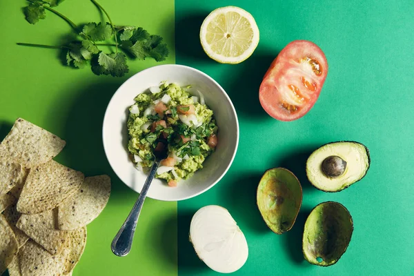 Guacamole Met Tortilla Chips Achtergrond — Stockfoto