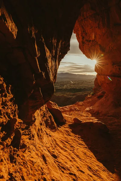 Entrada Cueva Del Desierto Con Vistas Los Suburbios George Utah — Foto de Stock