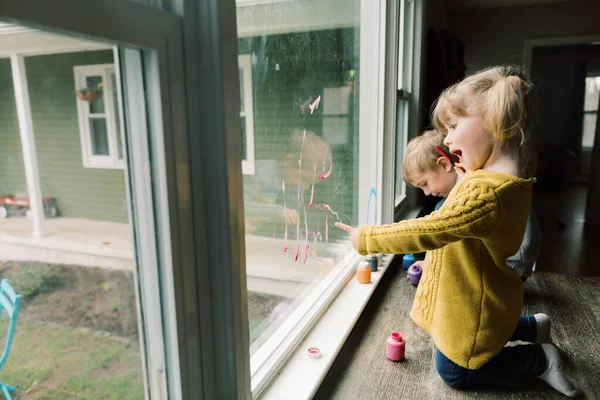 Счастливые Дети Рисуют Окне — стоковое фото