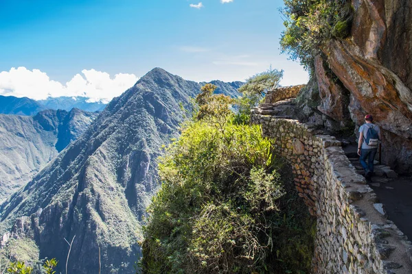 Hombre Trepando Por Camino Inca Cerca Machu Picchu —  Fotos de Stock