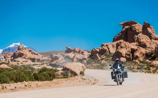 Homme Moto Itinérante Sur Route Poussiéreuse Bolivie — Photo