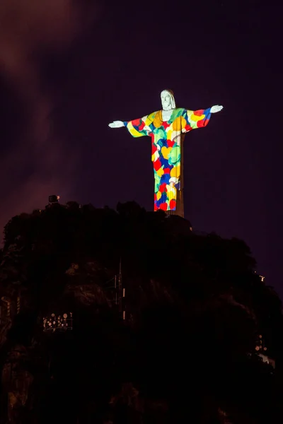 Piękny Widok Chrystusa Odkupiciela Statua Nocy Szczególnym Kolorowym Oświetleniem Podczas — Zdjęcie stockowe