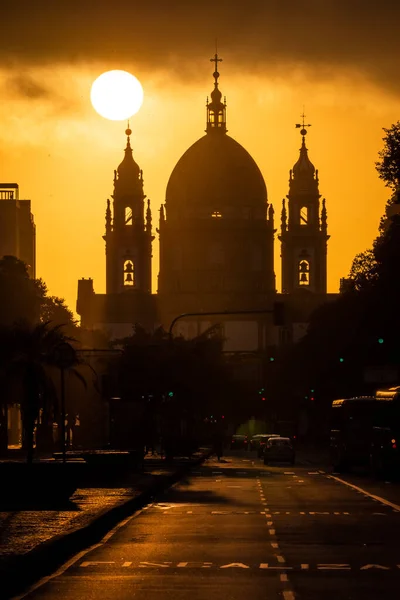 日の出のダウンタウンの歴史的な教会の建物への美しい眺め — ストック写真