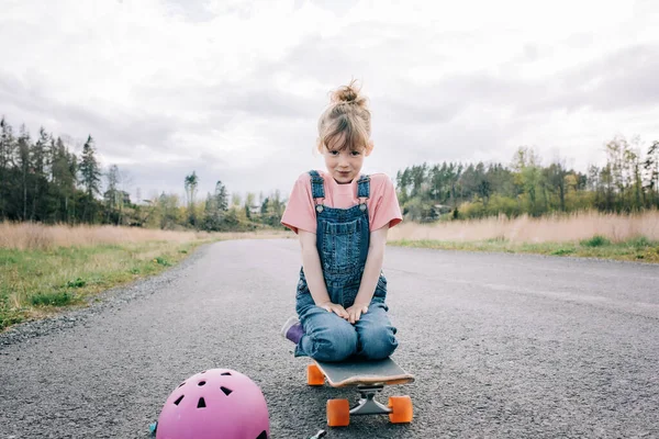 Mädchen Lernt Selbstständig Skateboard — Stockfoto