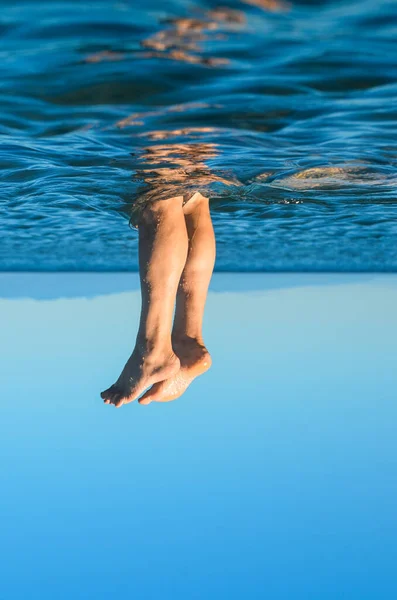 Piernas Masculinas Jóvenes Saliendo Del Agua Surrealismo — Foto de Stock