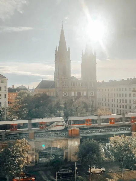 Tunnelbanetåg Korsar Bron Nära Katedralen Wien — Stockfoto