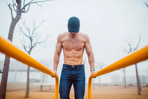 Man Doing Exercises Outdoors — Stock Photo, Image