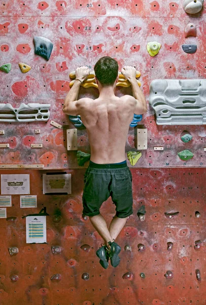 Homem Escalador Escalando Uma Corda Parede — Fotografia de Stock