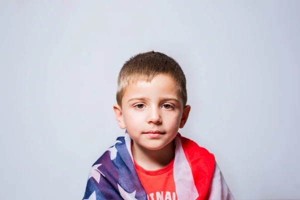 Όμορφο Πορτραίτο Ενός Τετράχρονου Ξανθού Αγοριού Τυλιγμένου Στην Αμερικανική Σημαία — Φωτογραφία Αρχείου