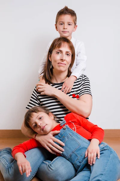 Leuke Familiefoto Van Een Zwangere Moeder Met Haar Twee Kinderenleuke — Stockfoto