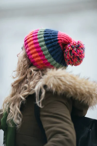穿着保暖外套 头戴羊毛帽的年轻漂亮女子的特写 — 图库照片