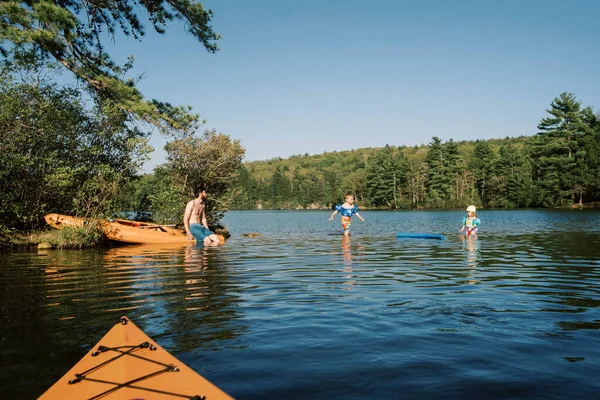 Una Familia Disfrutando Soleado Día Verano Lago — Foto de Stock