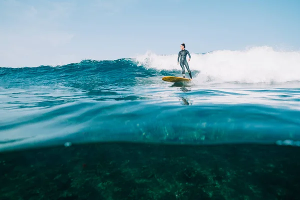 Surfista Femenina Surfeando Una Pequeña Ola — Foto de Stock