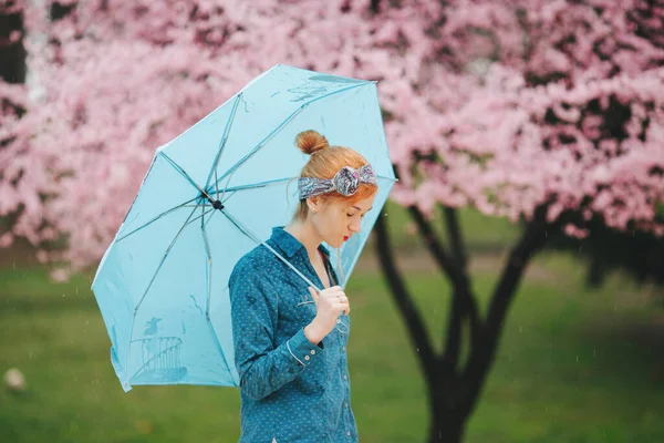 Ritratto Donna Con Ombrello Blu Davanti Fiore Primaverile — Foto Stock