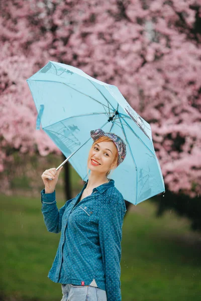 Портрет Женщины Голубым Зонтиком Перед Весенним Цветком — стоковое фото